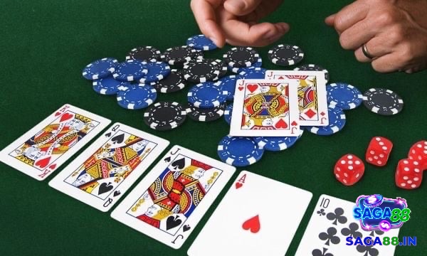 Người chơi mở bài bằng sảnh hoặc xám hợp lệ, cân nhắc thời điểm để giảm điểm và hạn chế lợi thế của đối thủ
