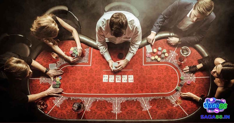 Quan sát lá bài đối thủ rút và bỏ giúp dự đoán chiến thuật và bộ bài họ đang ghép