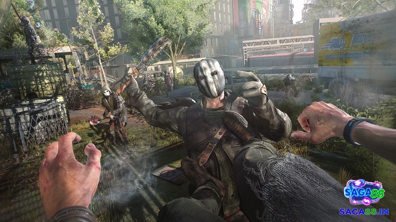 Cận chiến trên mái nhà thường cho bạn lợi thế, vì chỉ cần một cú hất đúng lúc là xong cả nhóm địch