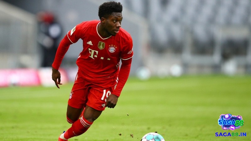 Alphonso Davies bứt tốc bên cánh trái trong trận đấu lớn