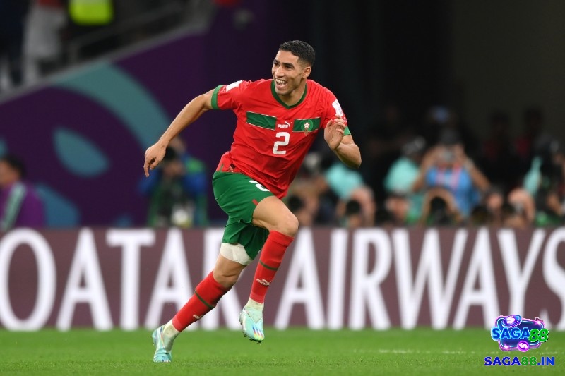 Achraf Hakimi tăng tốc dọc biên trong một pha lên bóng