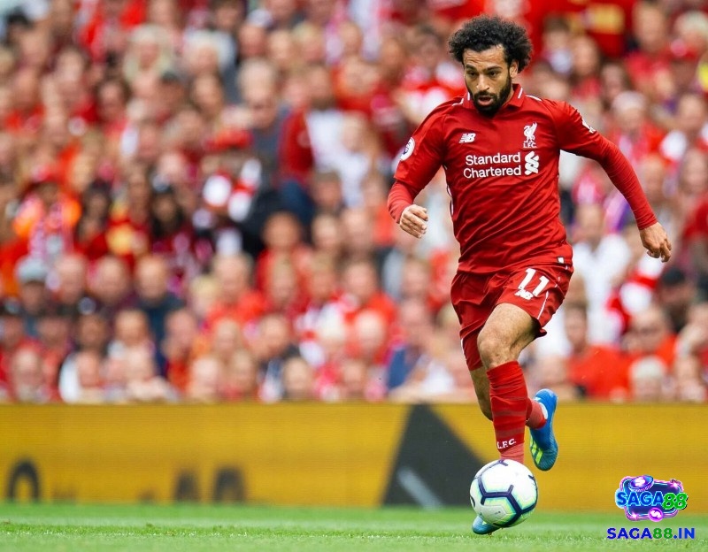 Mohamed Salah bứt tốc từ cánh phải vào khu vực trung lộ