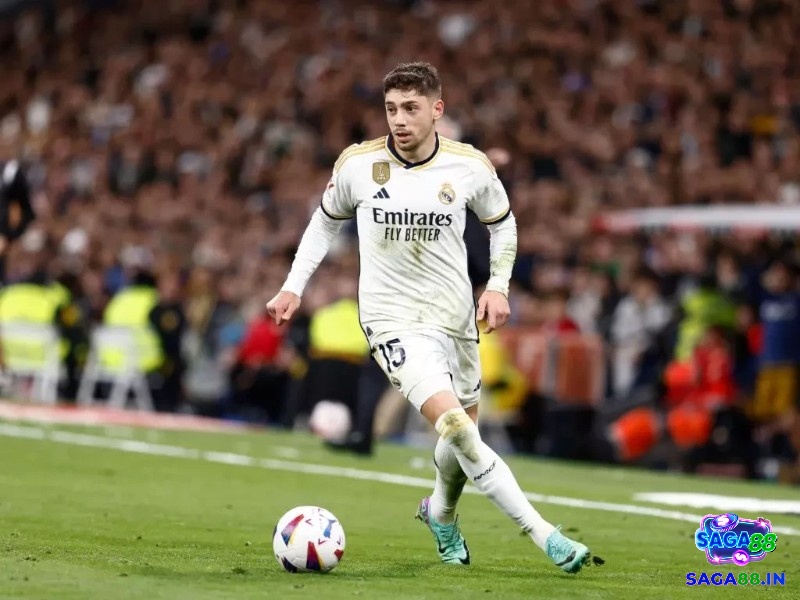 Federico Valverde bứt tốc từ tuyến giữa trong một pha phản công