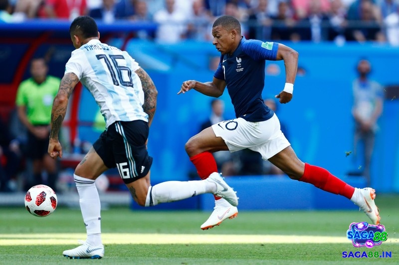 Kylian Mbappé tăng tốc vượt qua hậu vệ đối phương