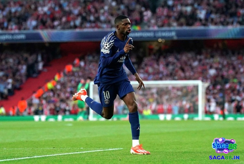 Ousmane Dembele bứt tốc qua người ở hành lang cánh