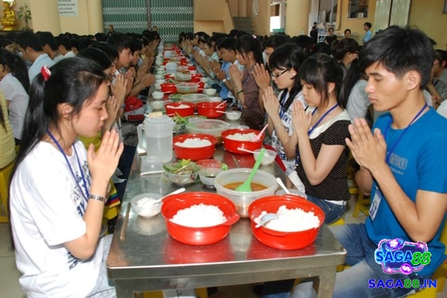 Giấc mơ thấy ăn chay tại chùa thể hiện cho sự bình an và lòng hướng thiện