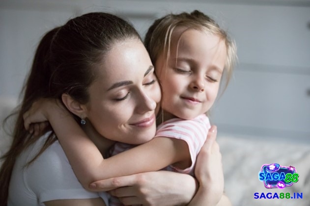 Giấc mơ thấy ôm con cái vào lòng thể hiện cho sự che chở và mong muốn gần gũi với gia đình